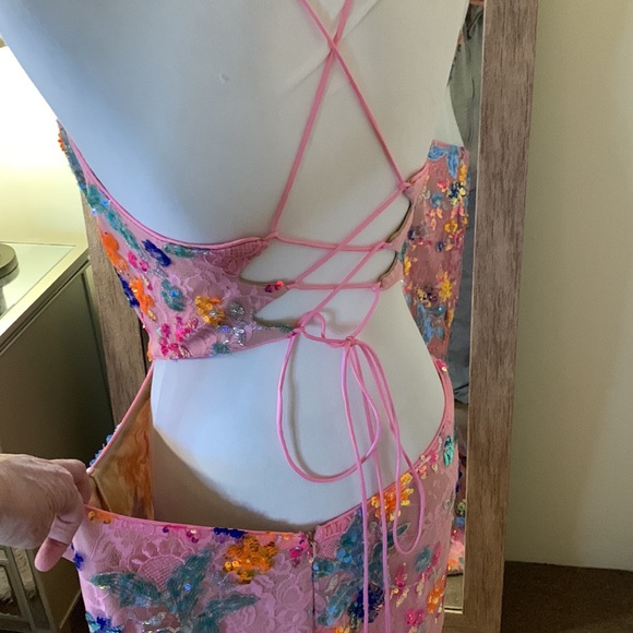 MAC DUGGAL
Embellished Lace Strappy Column Gown - Picture 10 of 17